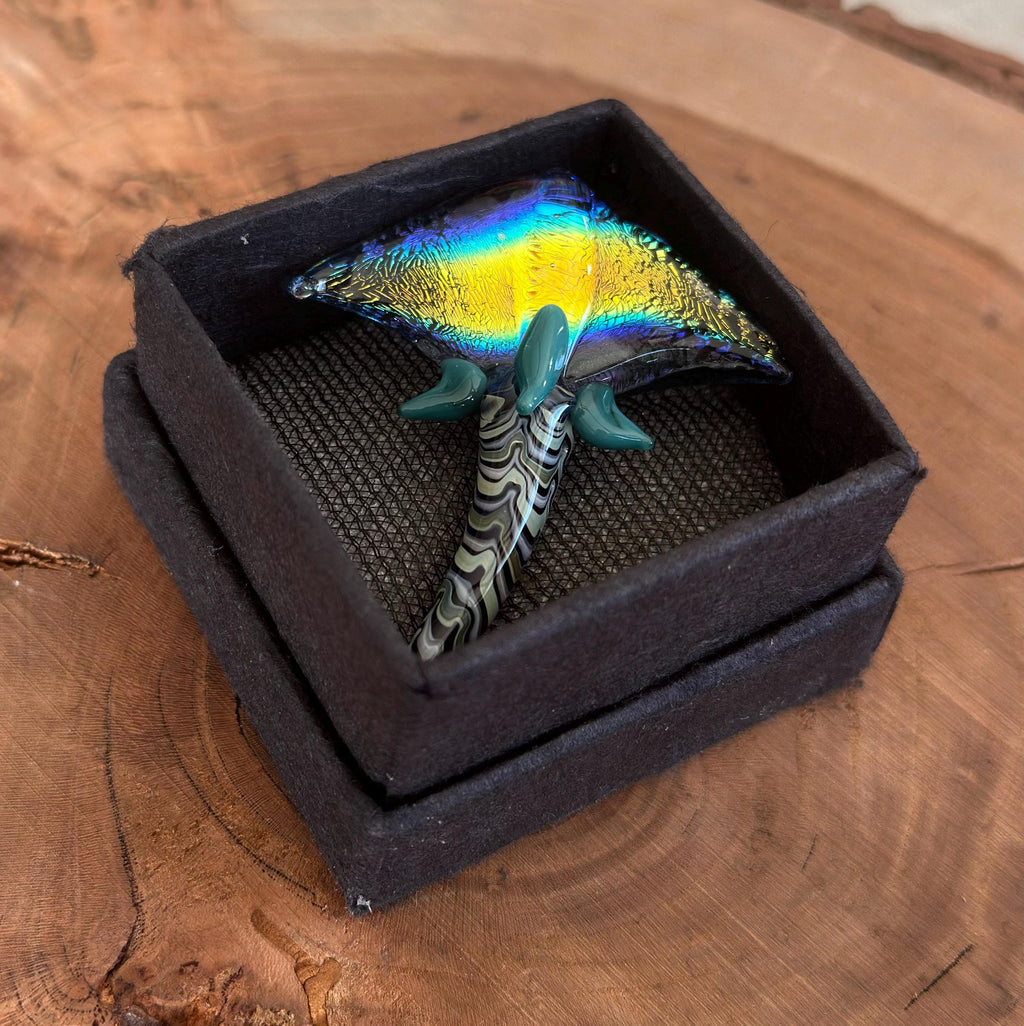 Stingray Necklace - Handmade Blown Glass Pendant - Ocean-Inspired Jewelry - Unique Sea Creature Necklace - Artisan Glass Art